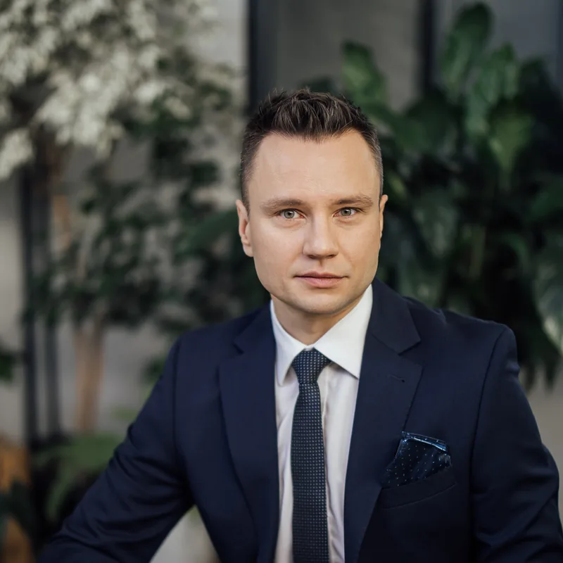 Piotr Sperka w biurze